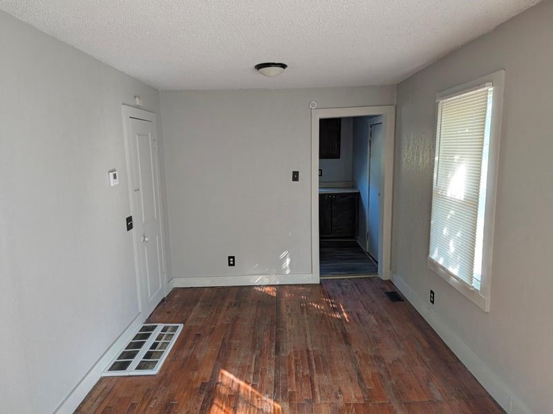8704 Roberts Ave, Kansas City, MO 64125