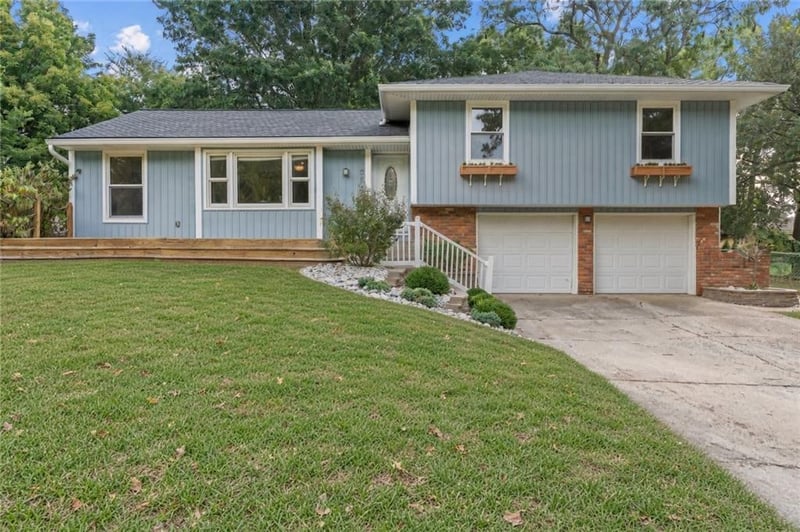 105 Tuscarora Ln, Lake Winnebago, MO 64034