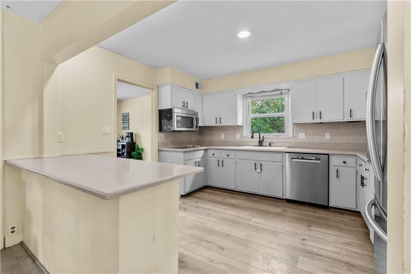 105 Tuscarora Ln, Lake Winnebago, MO 64034