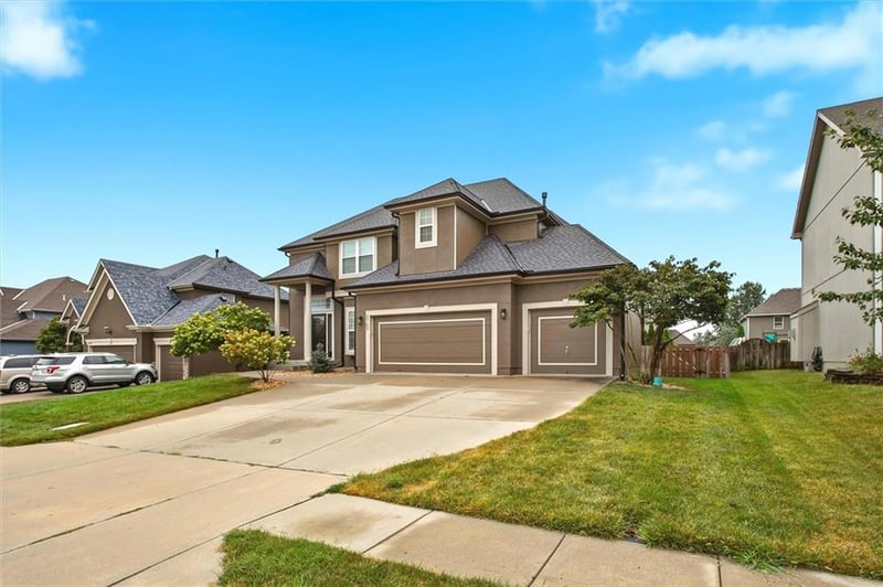 5703 NW 93rd St, Kansas City, MO 64154