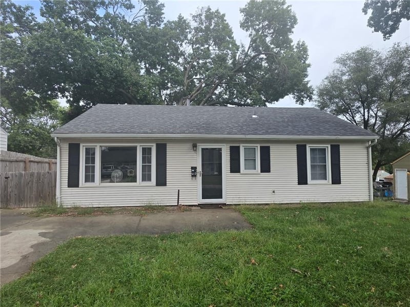 612 NE 67th St, Gladstone, MO 64118