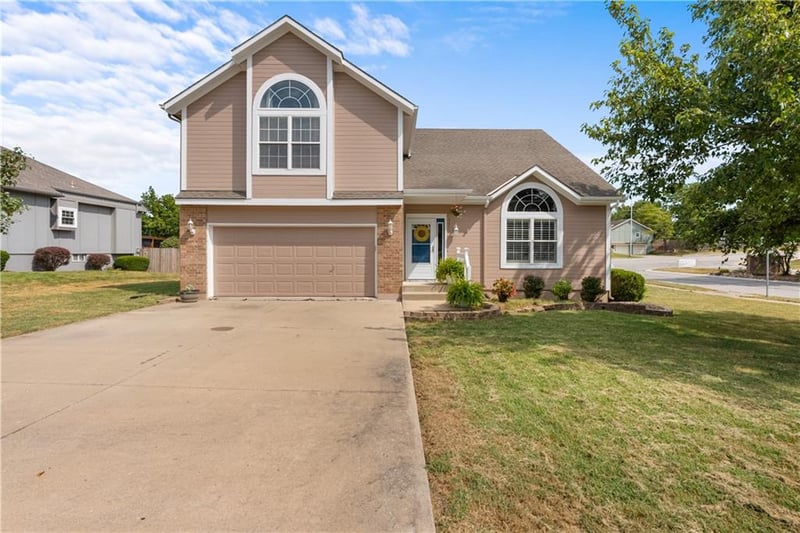 4413 SW Hillside Dr, Lee's Summit, MO 64082