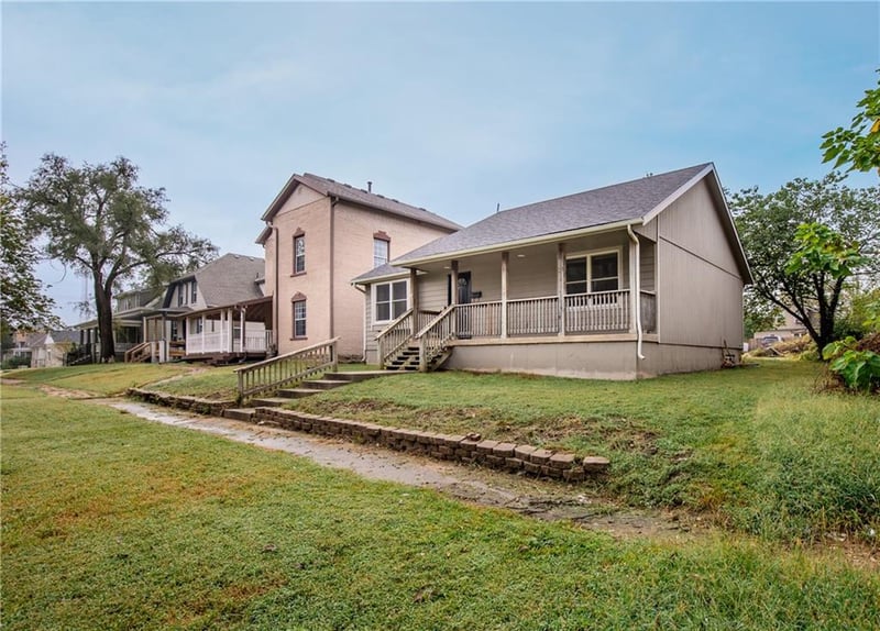 407 W Peoria St, Paola, KS 66071