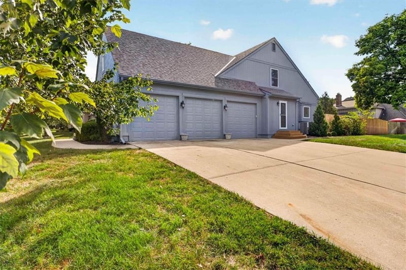 12100 Cherokee St, Leawood, KS 66209
