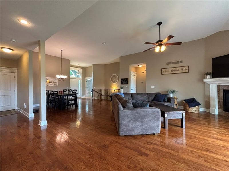 4713 Corinth Dr, St Joseph, MO 64506