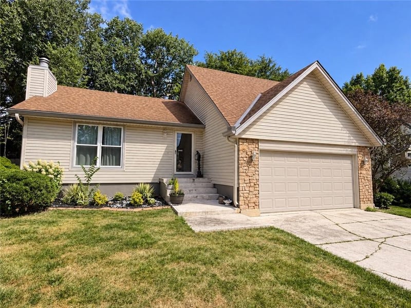 14021 S Summertree Ln, Olathe, KS 66062