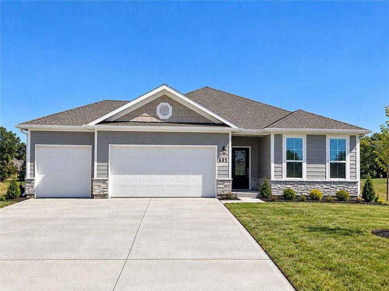 605 SW Edgewood Meadows Dr, Oak Grove, MO 64075