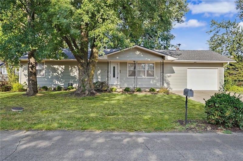 609 Kings Hw, Garnett, KS 66032
