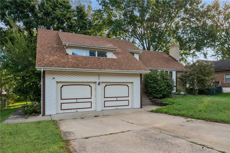 18820 E Hanthorne Dr, Independence, MO 64057