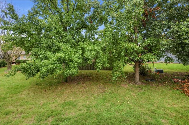 2129 Sunset Cir, Pleasant Hill, MO 64080