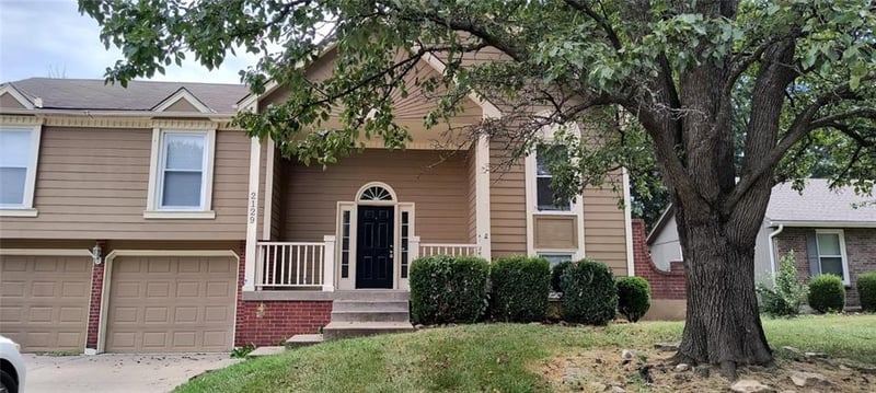 2129 Sunset Cir, Pleasant Hill, MO 64080