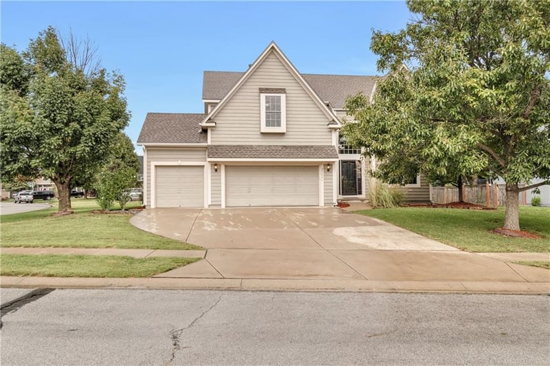 25046 W 150 Ct, Olathe, KS 66061