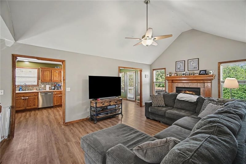 1108 E 18th St, Kearney, MO 64060
