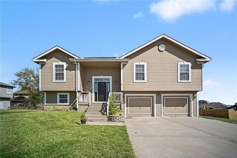 1108 E 18th St, Kearney, MO 64060