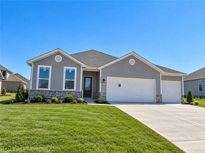 703 SW 6th Ter, Oak Grove, MO 64075