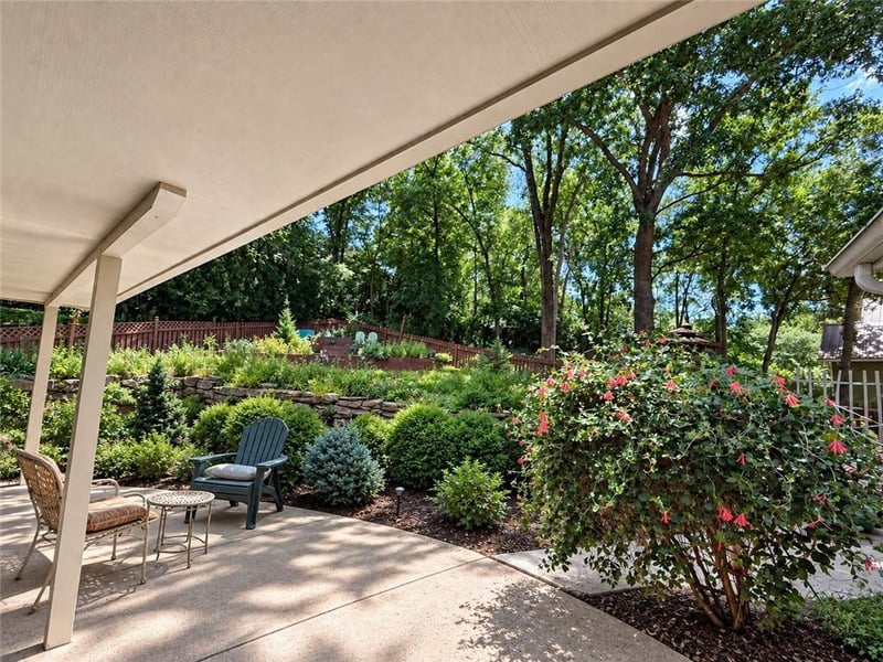 305 Lancelot Dr, Liberty, MO 64068