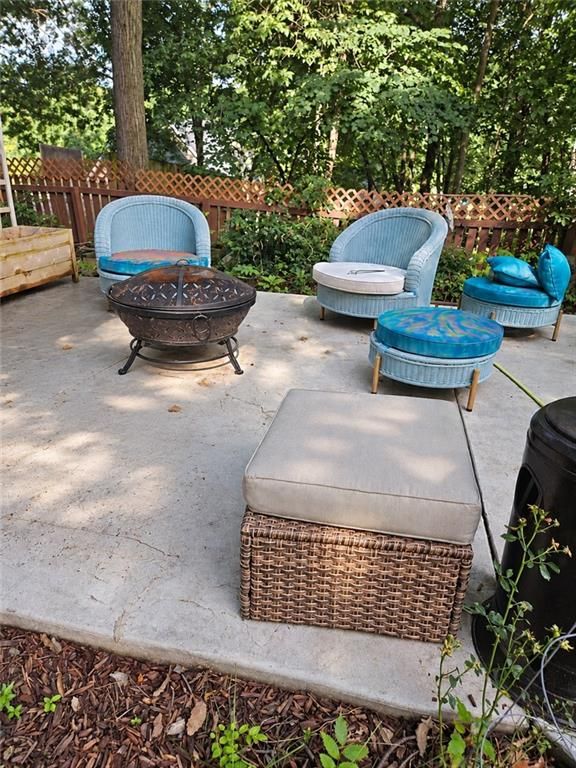305 Lancelot Dr, Liberty, MO 64068