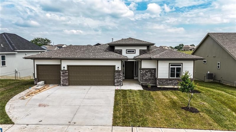 1813 Halls Creek Ave, Raymore, MO 64083