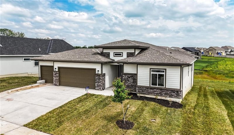 1813 Woodward Cir, Raymore, MO 64083