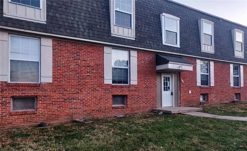 8721 Countryshire Ln, Kansas City, MO 64138