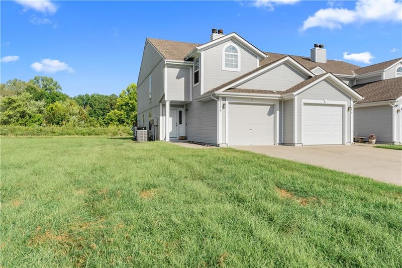 5776 NW Plantation Cir, Lee's Summit, MO 64064