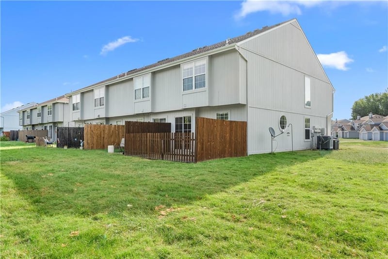 5776 NW Plantation Cir, Lee's Summit, MO 64064