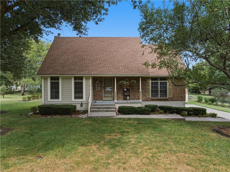 748 S Peculiar Dr, Peculiar, MO 64078