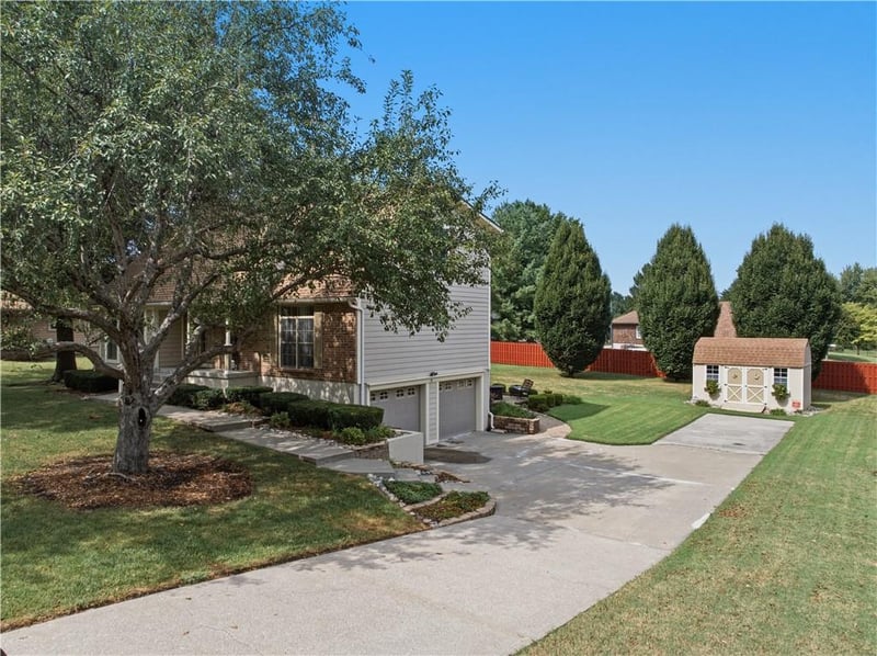 748 S Peculiar Dr, Peculiar, MO 64078