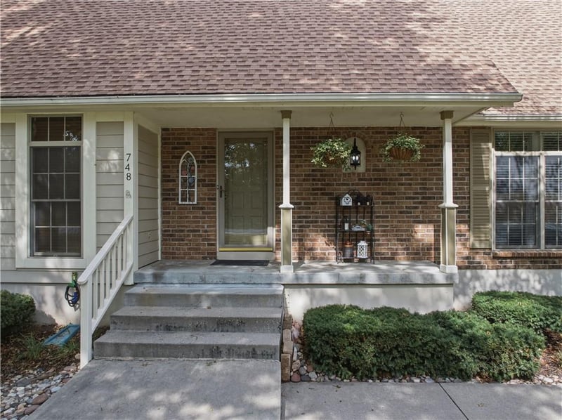 748 S Peculiar Dr, Peculiar, MO 64078