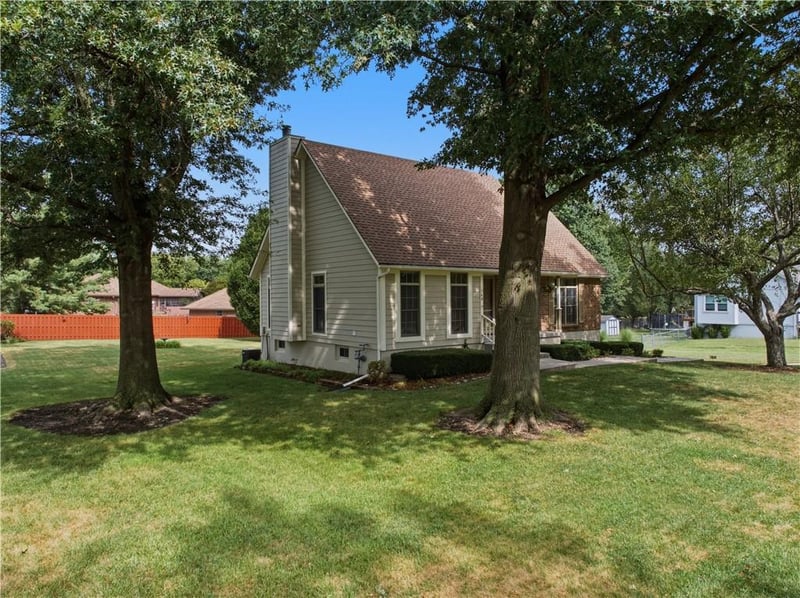 748 S Peculiar Dr, Peculiar, MO 64078