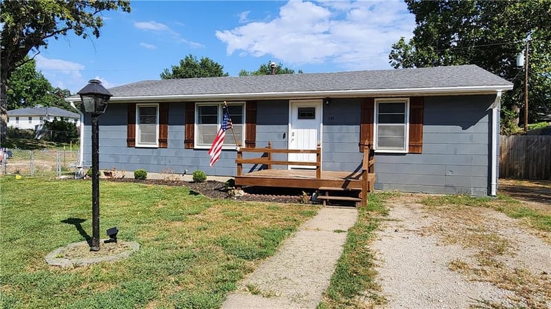 1002 Oakvale Dr, Harrisonville, MO 64701