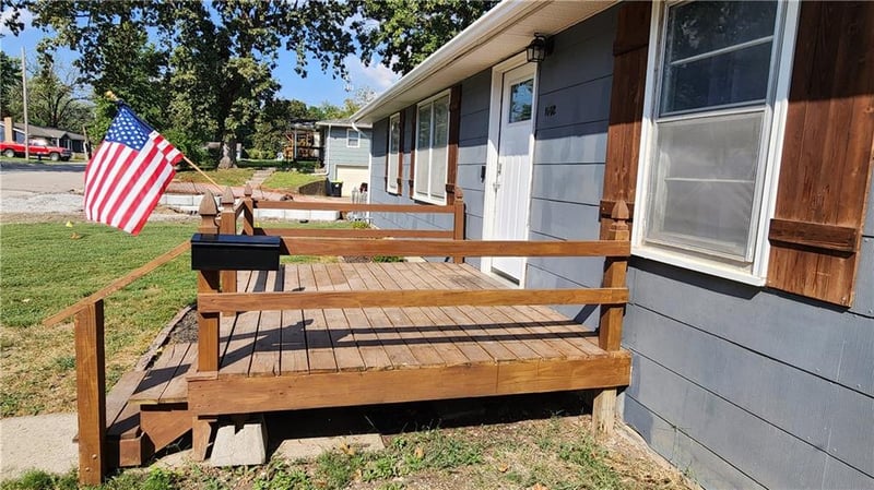 1002 Oakvale Dr, Harrisonville, MO 64701