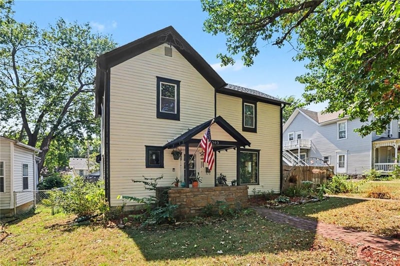 303 E Wea St, Paola, KS 66071