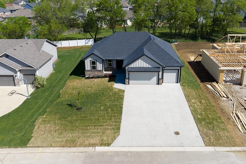 2723 Stone Creek Ave, Tonganoxie, KS 66086