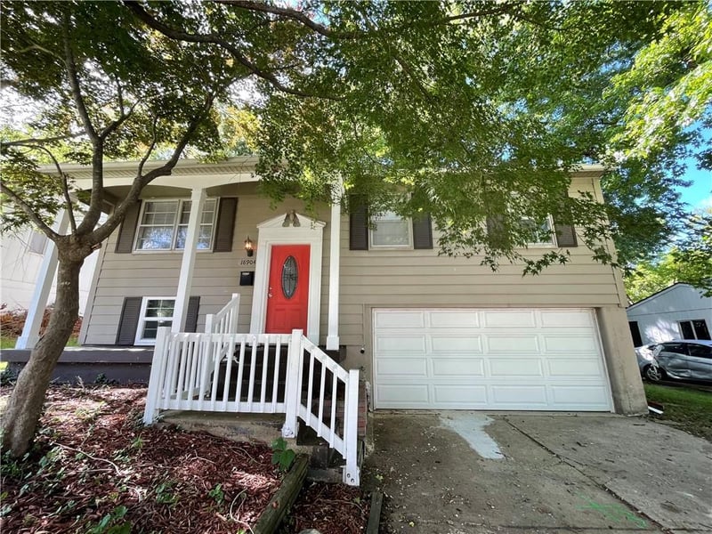 18904 E Arrowhead Dr, Independence, MO 64056
