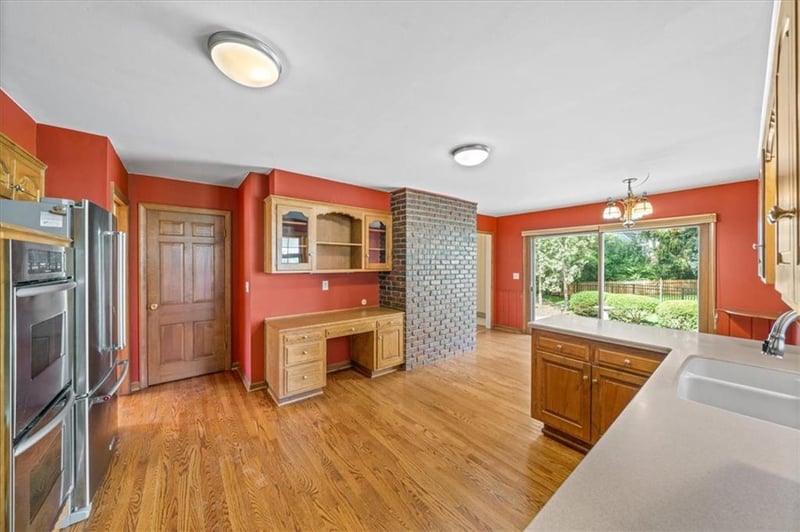 8124 Granada Rd, Prairie Village, KS 66208