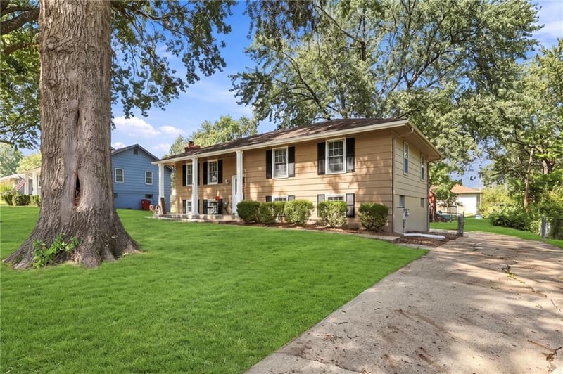 804 SE 13th St, Oak Grove, MO 64075