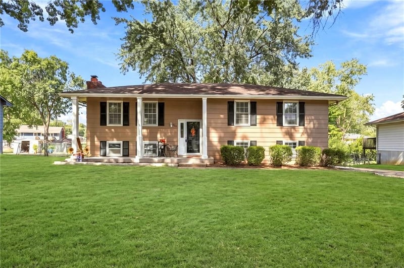 804 SE 13th St, Oak Grove, MO 64075