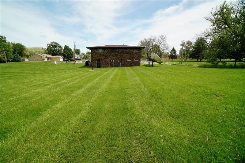 2414 S Leonard Rd, St Joseph, MO 64503