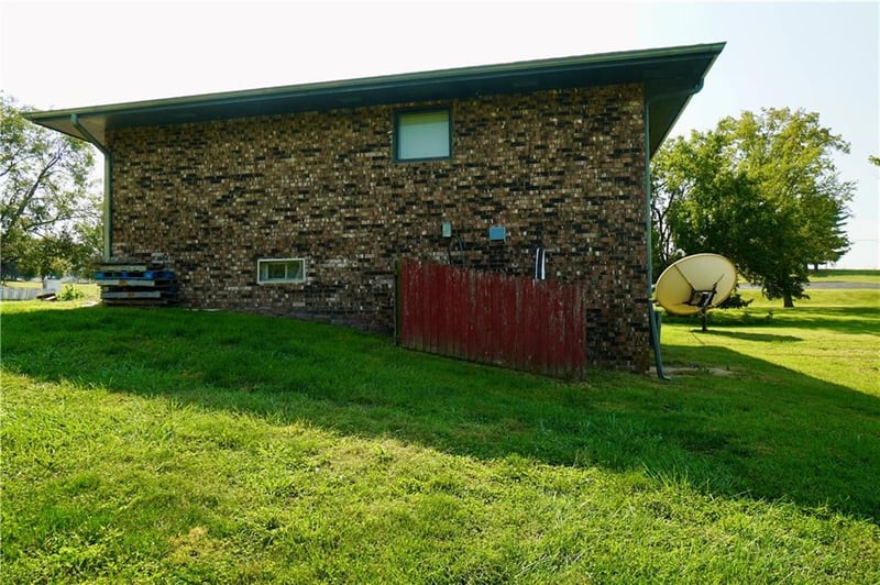 2414 S Leonard Rd, St Joseph, MO 64503