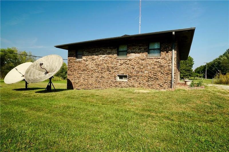 2414 S Leonard Rd, St Joseph, MO 64503