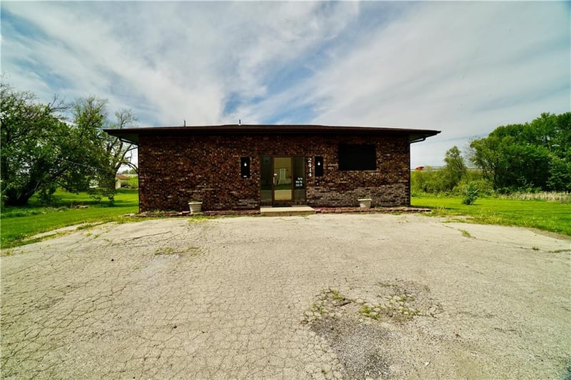 2414 S Leonard Rd, St Joseph, MO 64503