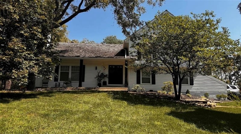 20734 Pebble Ln, Lenexa, KS 66220