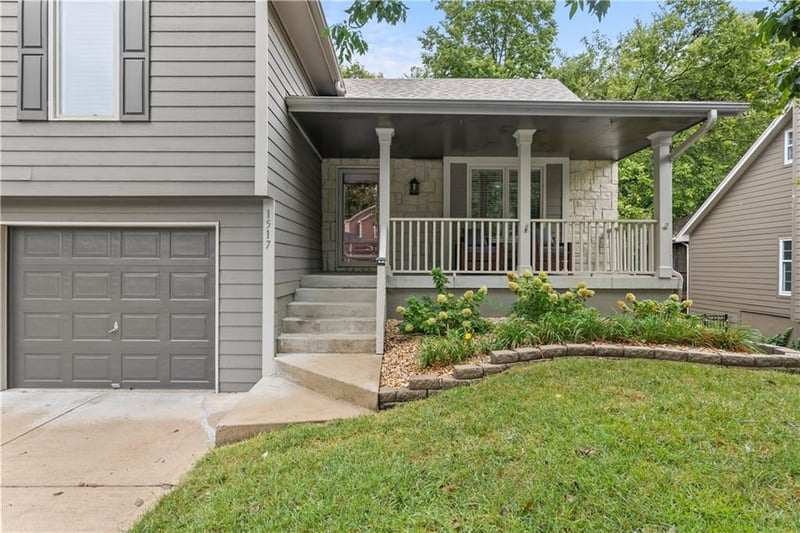 1517 NE Deer Ct, Lee's Summit, MO 64086