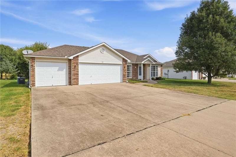 728 Country Ln, Raymore, MO 64083