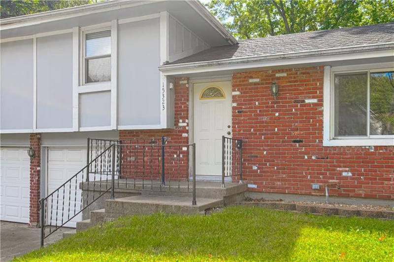 15323 S Circle Dr, Basehor, KS 66007