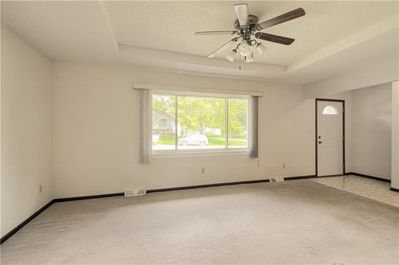 15323 S Circle Dr, Basehor, KS 66007