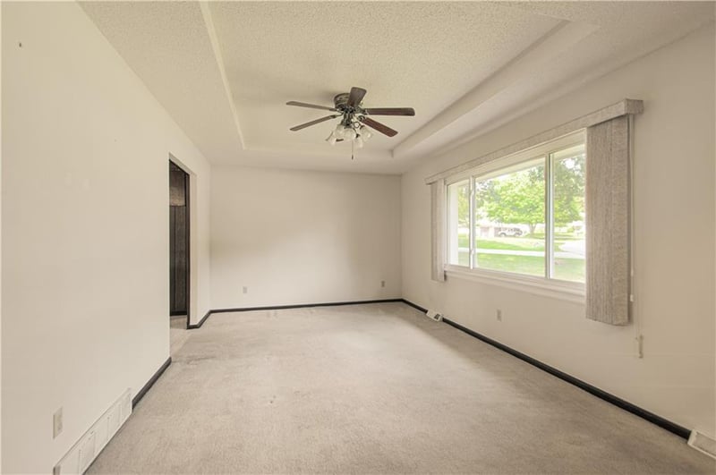 15323 S Circle Dr, Basehor, KS 66007