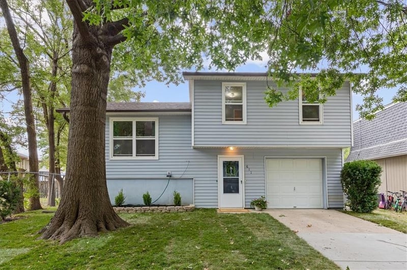 611 E Welston Ave, Olathe, KS 66061