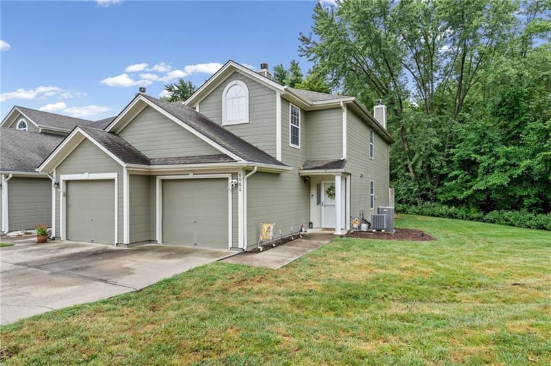 6066 NE Moonstone Dr, Lee's Summit, MO 64064